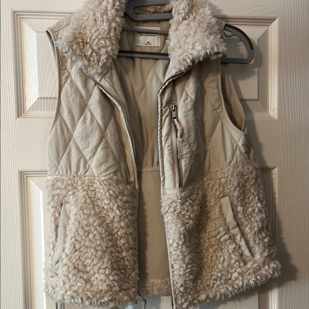 Abercrombie & Fitch Cream Quilted Vest with Faux Fur Lining